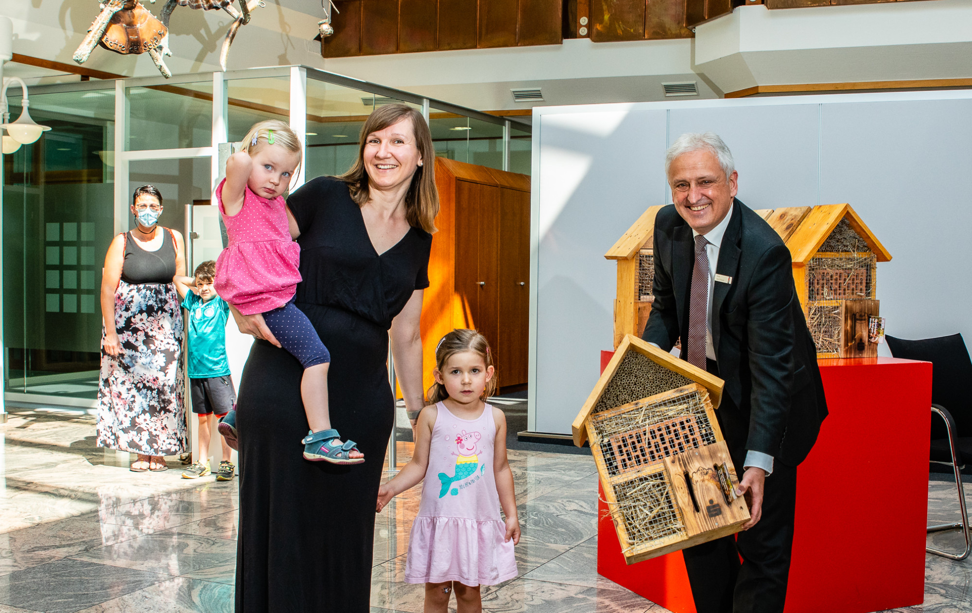 v.l. Monika Graf 2 kinder für die kita Liebfrauen, Guido Twachtmann-Sparkasse